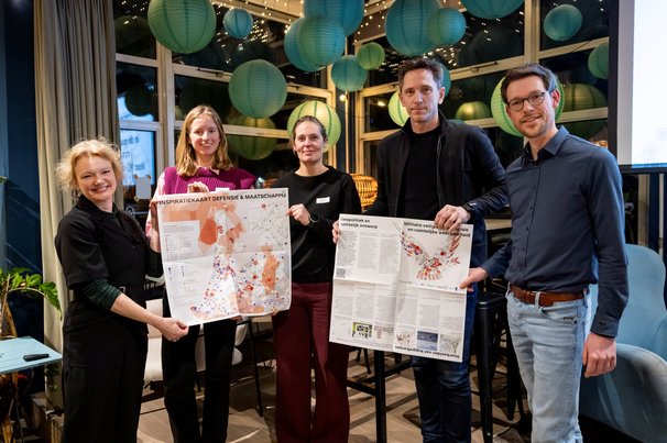 Aanbieding Inspiratiekaart, met vlnr Indira van 't Klooster, Daphne Bouman, Ivonne Vliek, Francesco Veenstra en Pim Kupers door Lize Kraan (bron: AORTA)