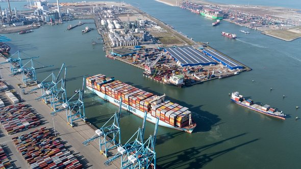 Containerschepen in de Maasvlakte, Rotterdam door Aerovista Luchtfotografie (bron: Shutterstock)