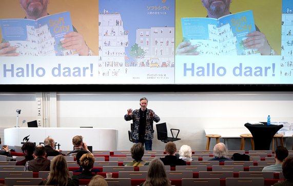 David Sim tijdens zijn presentatie over de zachte stad tijdens het sLIM symposium door Ineke Lammers (bron: Gebiedsontwikkeling.nu)