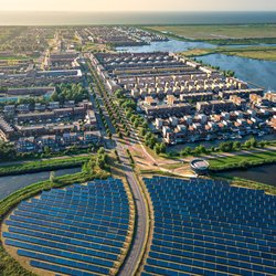 Moderne duurzame buurt in Almere, Nederland. Luchtfoto. door Pavlo Glazkov (bron: Shutterstock)