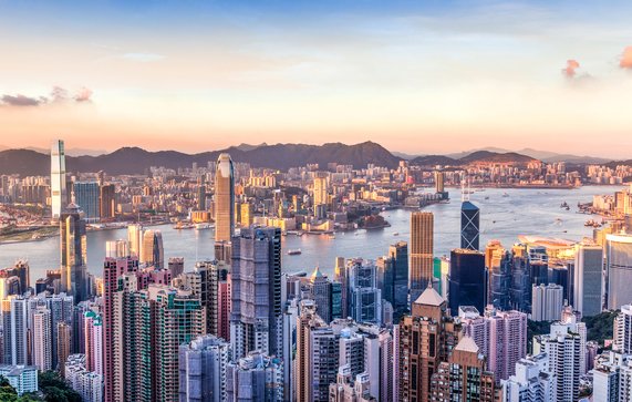 Zonsondergang over Victoria Harbor zoals bekeken bovenop Victoria Peak door Ronnie Chua (bron: shutterstock)