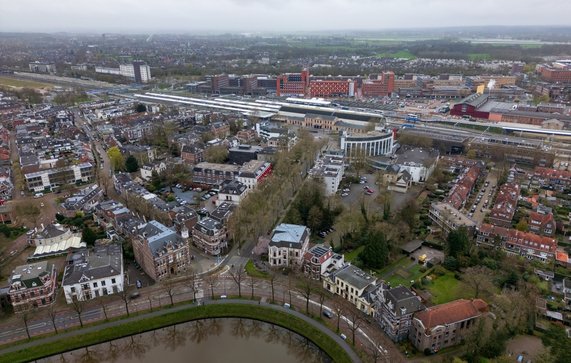 Luchtfoto spoorzone Zwolle door Remke Luitjes (bron: Shutterstock)