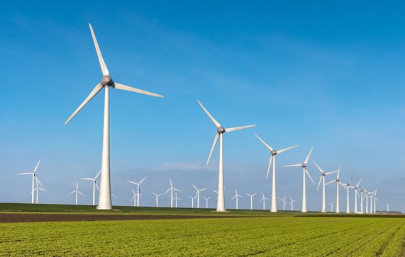 Windmolens in het landschap door fokke baarssen (bron: Shutterstock)