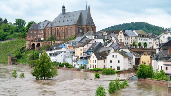 Wateroverlast in Saarburg, Duitsland door Berit Kessler (bron: Shutterstock)