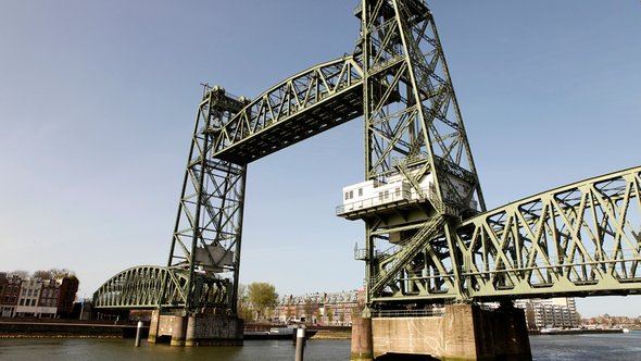 Monumentale Koningshavenbrug ("De Hef") in Rotterdam door Laurens Jobse (bron: Shutterstock)