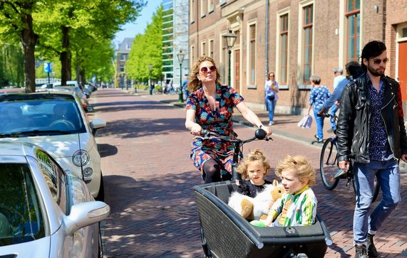 Fietsende dame, Leiden door Dutch_Photos (bron: shutterstock)