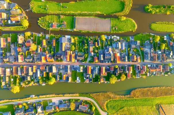 Vogelperspectief op Nederlands dorp. door biletskiyevgeniy.com (bron: Shutterstock)