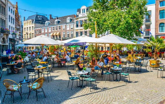 Mensen op het terras in Den Haag door trabantos (bron: Shutterstock)