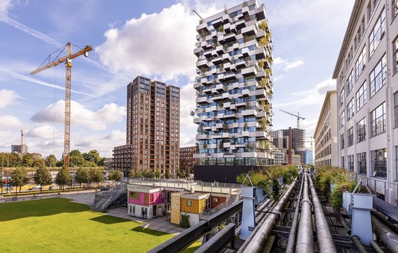 Op elk balkon van de Trudo Toren staat een plantenbak voor bomen en struiken. Dit is wereldwijd het eerste natuurinclusieve bouwproject voor de sociale huursector door Rosanne de Vries (bron: shutterstock.com)