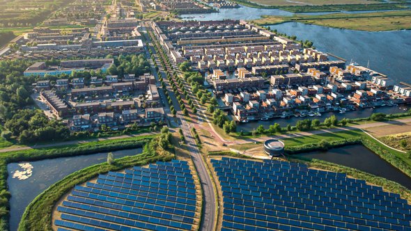 Moderne duurzame buurt in Almere, Nederland. Luchtfoto. door Pavlo Glazkov (bron: Shutterstock)