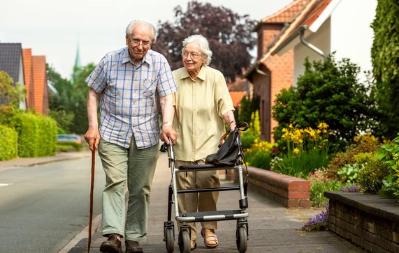 Oud-stel lopend door een woonwijk door Ingo Bartussek (bron: Shutterstock)