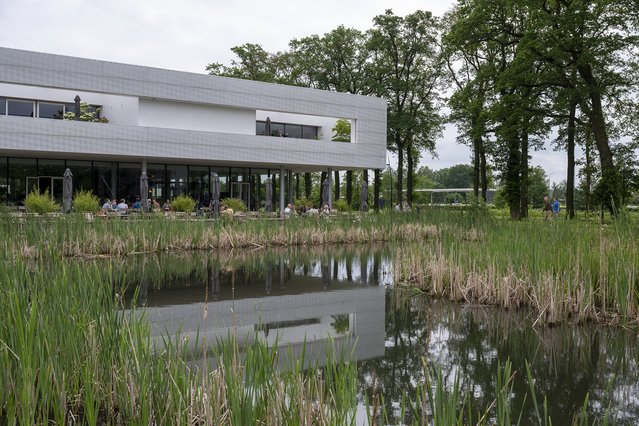 Werkgebouw High Tech Innovation Campus en groenblauwe inrichting door Nadine van den Berg (bron: MooiNL)