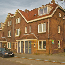 Woningen in de polder Buiksloterham, Amsterdam-Noord.  Van der Pekbuurt, Ranonkelkade door A. Bakker (bron: Wikimedia Commons)