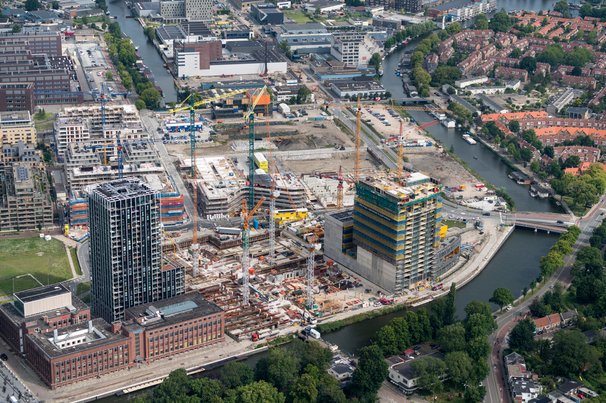 Wolkenkrabber Overhoek Woontoren en het historische gebouw van de Amsterdamse Hogeschool voor de Kunsten. door Aerovista Luchtfotografie (bron: shutterstock)