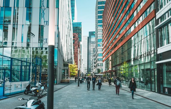 Claude Debussylaan op de Zuidas, Amsterdam door David Peperkamp (bron: shutterstock.com)