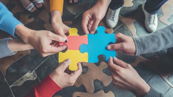 Het samenstellen van een puzzel vereist teamwork en strategie door Dimitri Tymchenko (bron: shutterstock)