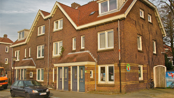 Woningen in de polder Buiksloterham, Amsterdam-Noord.  Van der Pekbuurt, Ranonkelkade door A. Bakker (bron: Wikimedia Commons)