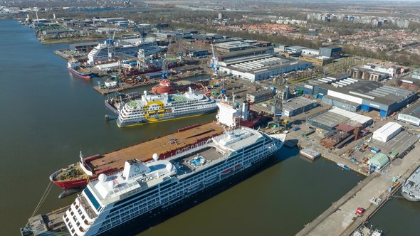 De haven van Damen Shiprepair Amsterdam door Make more Aerials (bron: Shutterstock)