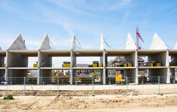 Woningen in constructie in Nijmegen. door Marcel Rommens (bron: Shutterstock)