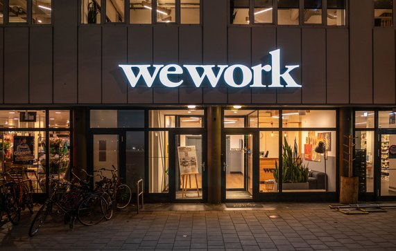 Werkplekken bij WeWork in Amsterdam door Matt Rakowski (bron: Shutterstock)