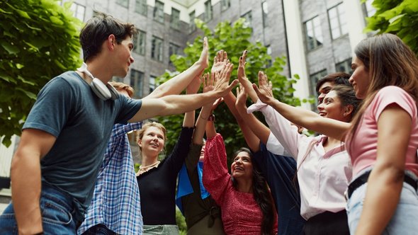 Studenten op campus door Master1305 (bron: Shutterstock)