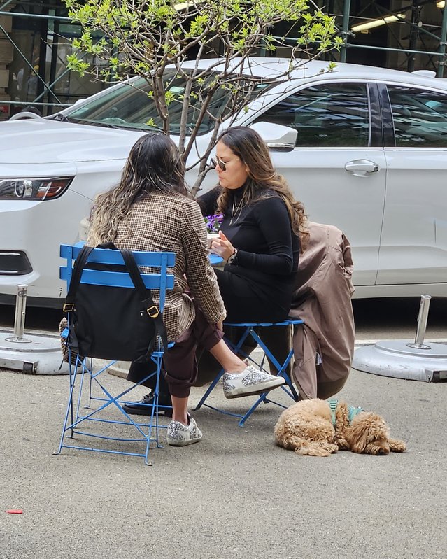 Broadway / E 22nd Street twee vrouwen in gesprek door Lex de Jong (bron: Urban Boost)