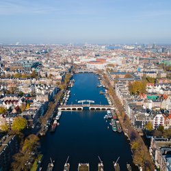 Vogelvlucht van de Amstel met de Magere Brug in Amsterdam door Make more Aerials (bron: Shutterstock)