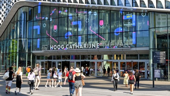 Mensen die de ingang van winkelcentrum Hoog Catharijne in het stadscentrum in- en uitgaan door Ceri Breeze (bron: Shutterstock)