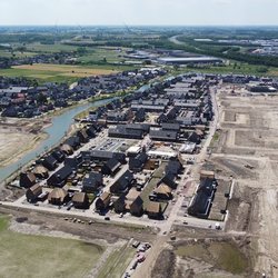 Luchtfoto van een Nederlands nieuwbouwproject door GLF Media (bron: shutterstock)