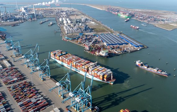 Containerschepen in de Maasvlakte, Rotterdam door Aerovista Luchtfotografie (bron: Shutterstock)