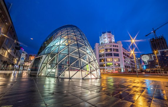 Night view of Eindhoven city center with modern futuristic architecture in Europe, De Blob, the underground bicycle parking and view of the old Philips factory. Eindhoven, Netherlands - March 6, 2019 door Nicolas Economou (bron: shutterstock)