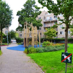 Knus speelplein in een woonwijk in Amsterdam door Zhank0 (bron: shutterstock)