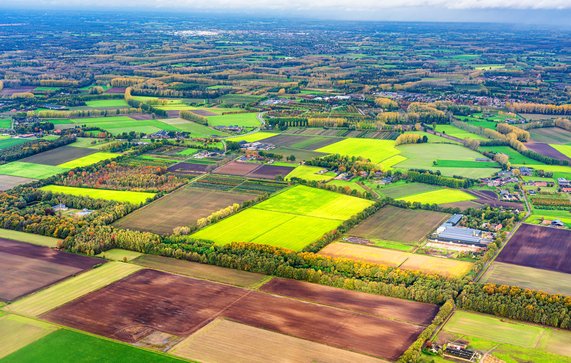 Luchtfoto van het landschap in de omgeving van Eindhoven door Milosz Maslanka (bron: Shutterstock)