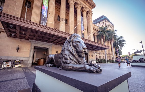 Brisbane, Australia - Mar 25, 2021: Lion sculpture in front of the Brisbane City Hall door Alex Cimbal (bron: shutterstock)