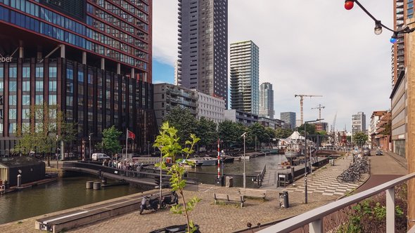 Stedelijke waterkant in Rotterdam door River Cruise Mentor (bron: Shutterstock)