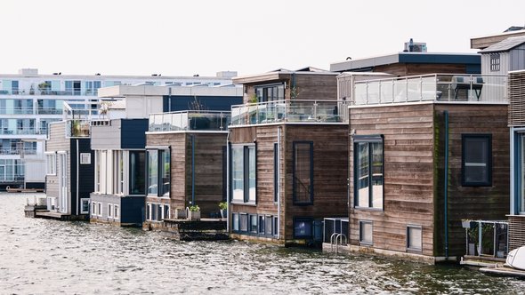 Drijvende Woningen in Ijburg,  Amsterdam door BERK OZDEMIR (bron: shutterstock)