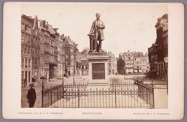 Standbeeld van de liberale politicus J.R. Thorbecke op het Thorbeckeplein door Stadsarchief Amsterdam (bron: Picryl)