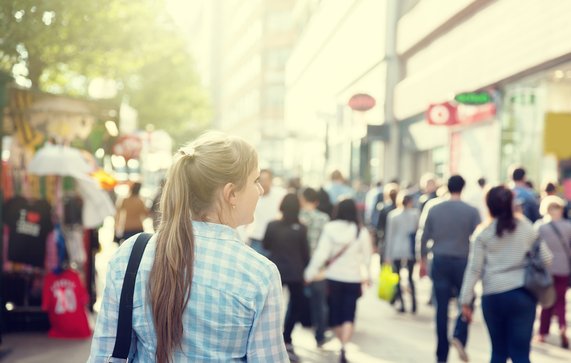 young woman on street of London door Iakov Kalinin (bron: shutterstock)