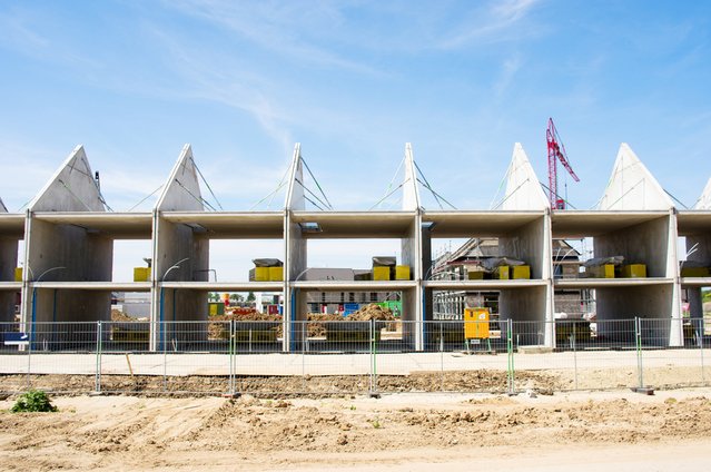 Rijtjeshuizen in aanbouw in Nijmegen, Nederland door Marcel Rommens (bron: shutterstock)