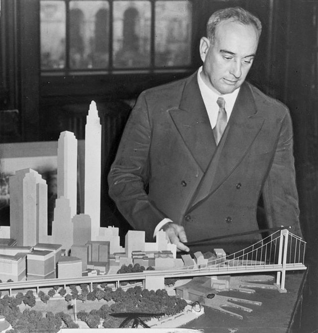 Robert Moses with Battery Bridge model door C.M. Stieglitz, World Telegram staff photographer (bron: Wikimedia Commons)