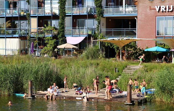 Samenspelende kinderen op een steiger door Urhahn (bron: Urhahn)