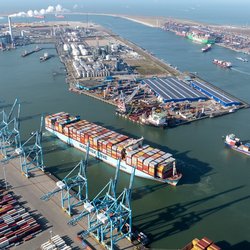 Containerschepen in de Maasvlakte, Rotterdam door Aerovista Luchtfotografie (bron: Shutterstock)