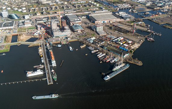 5 February 2020, Amsterdam Holland. Aerial view of NDSM wharf at the northside of river IJ. A harbour area with hotel, restaurant, residential apartments and construction of new high rise building. door Aerovista Luchtfotografie (bron: Shutterstock)