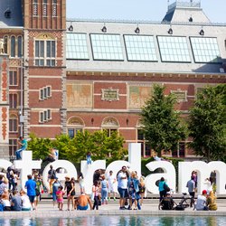 Toeristen bij Rijksmuseum, Amsterdam door Alfio Finocchiaro (bron: shutterstock.com)