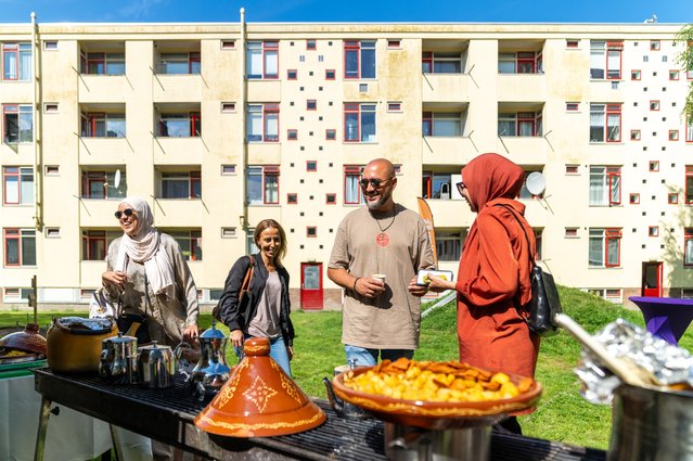 Bewoners in binnentuin Den Haag Zuidwest door Innovatielab ZW - Bureau ZWIRT (bron: Innovatielab ZW - Bureau ZWIRT)